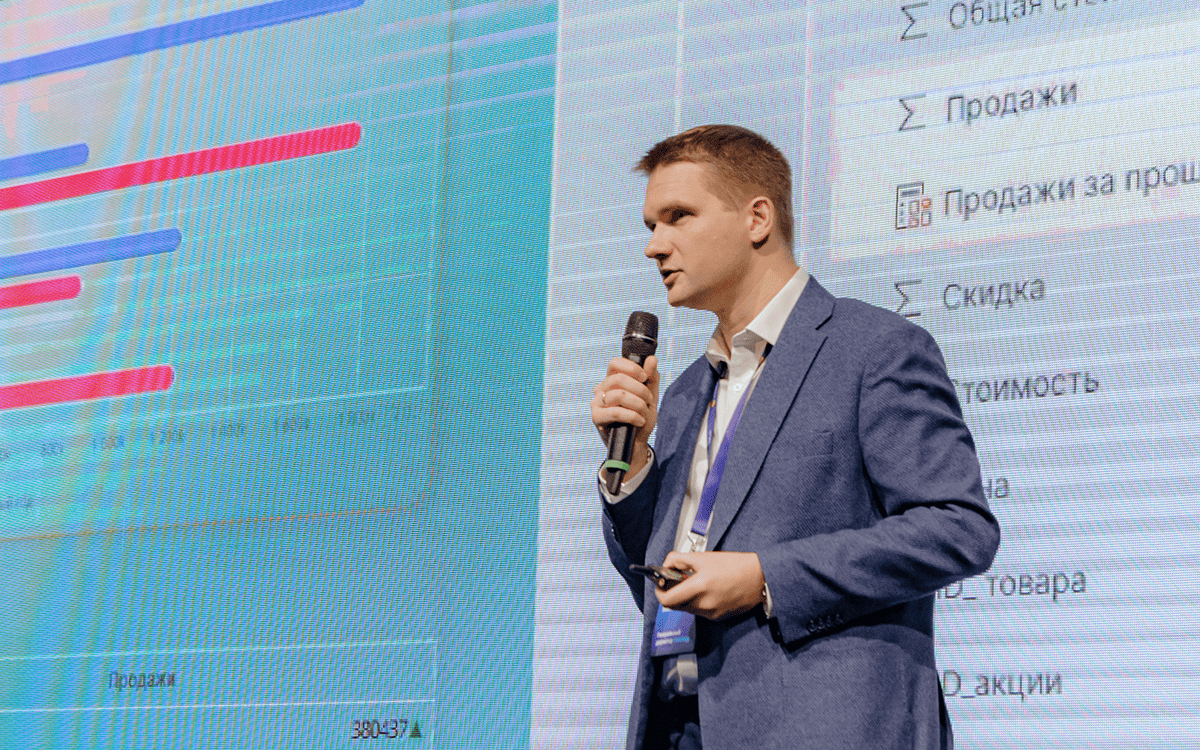 человек рассказывает на синем фоне