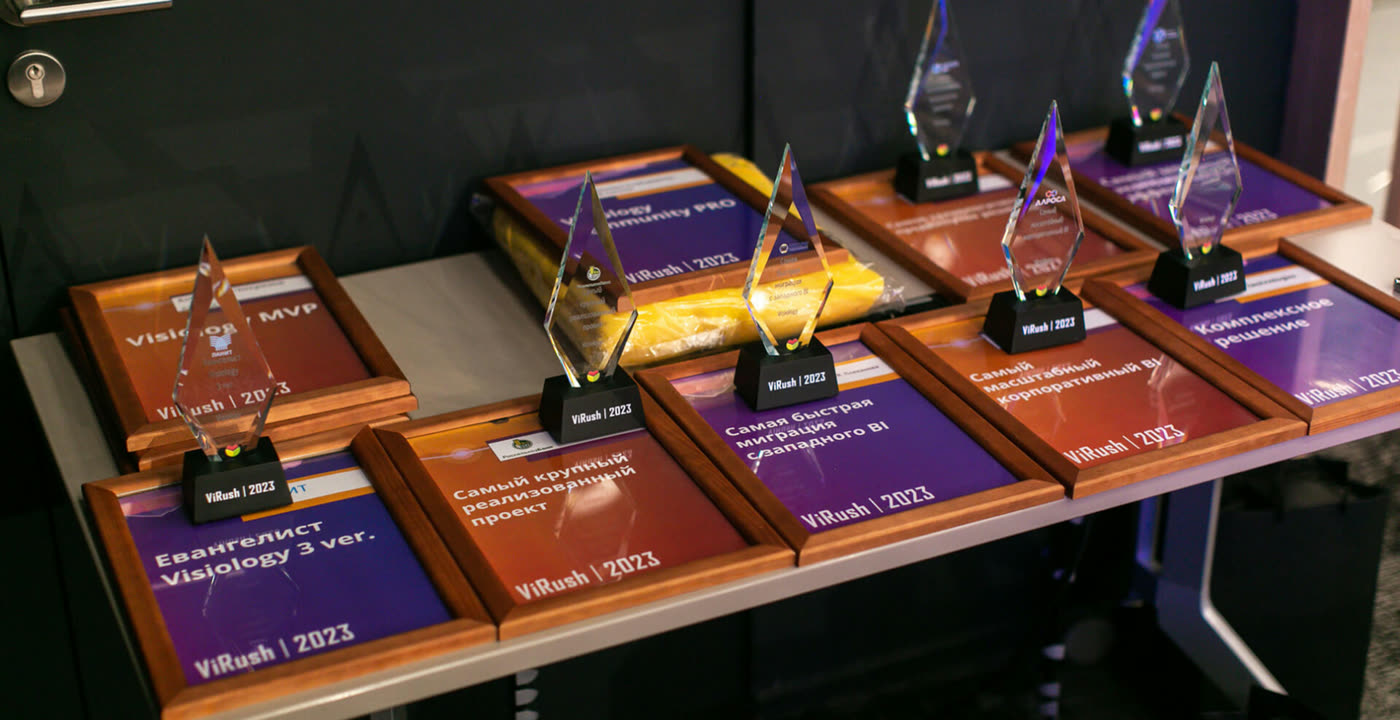 Статуэтки и дипломы ViRush Awards 2023 на столе перед церемонией